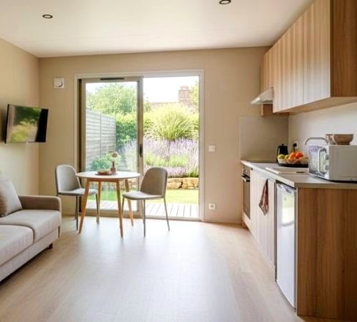 Chez Construction Green House, chaque tiny house en bois est conçue avec des matériaux de qualité rigoureusement sélectionnés. Nous réalisons des micro-maisons adaptés à votre mode de vie, que vous souhaitiez une maison bois de plain-pied ou à étage pour une résidence principale ou secondaire à proximité de la ville ou de la nature. Grâce à notre équipe spécialise votre chantier est suivi avec rigueur, de la mise en œuvre à la réception. Une construction personnalisée et responsable