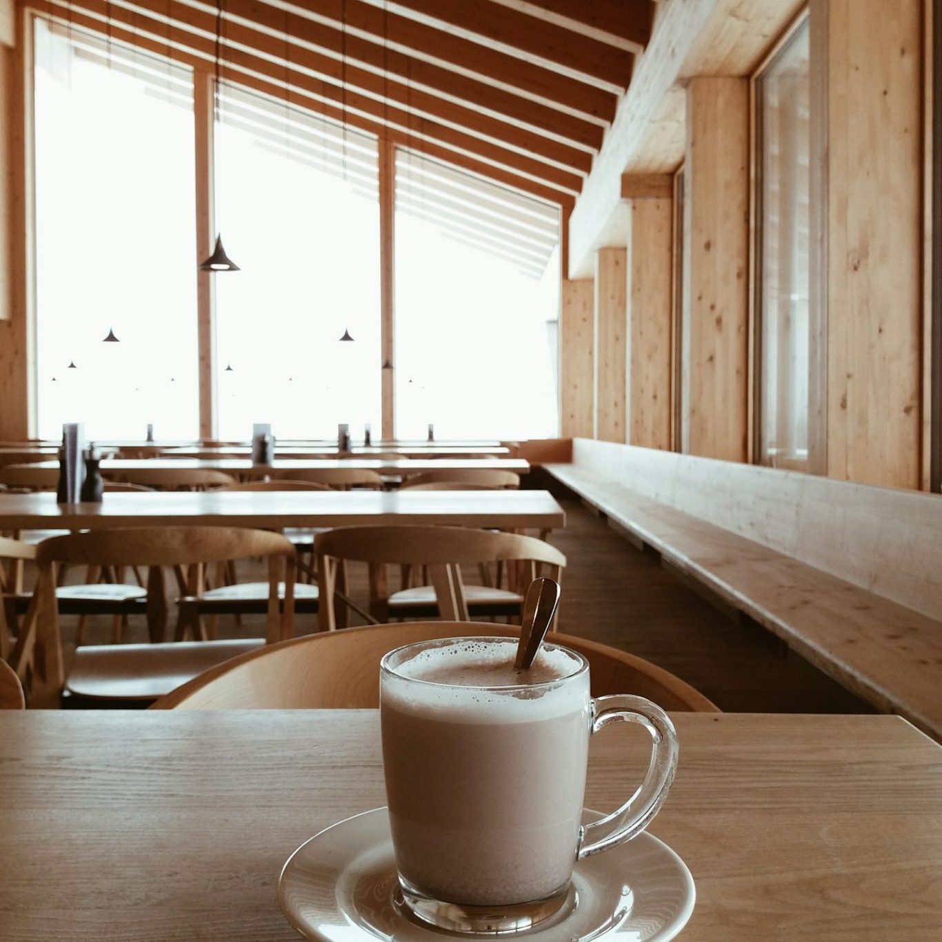 Chez Construction Green House, chaque tiny house en bois est conçue avec des matériaux de qualité rigoureusement sélectionnés. Nous réalisons des micro-maisons adaptés à votre mode de vie, que vous souhaitiez une maison bois de plain-pied ou à étage pour une résidence principale ou secondaire à proximité de la ville ou de la nature. Grâce à notre équipe spécialise votre chantier est suivi avec rigueur, de la mise en œuvre à la réception. Une construction personnalisée et responsable