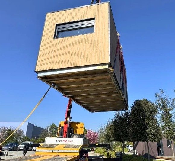 Découvrez nos studios de jardin habitables conçus pour créer un bureau de jardin, une chambre de jardin, un logement indépendant, un studio de jardin de 20 m², une extension en bois ou un chalet de jardin habitable. Des constructions bois modernes, confortables, isolées et conçues pour durer. Studio de jardin studio de jardin habitable constructeur de studio de jardin constructeur de studios de jardin studio de jardin en bois studio de jardin clé en main bureau de jardin bureau de jardin habitable chalet de jardin habitable extension de jardin extension en bois logement indépendant chambre de jardin construction bois studio de jardin 20 m² studio de jardin 30 m² studio de jardin préfabriqué studio de jardin isolé studio de jardin moderne investissement locatif location Airbnb espace de vie indépendant studio de jardin sur mesure
