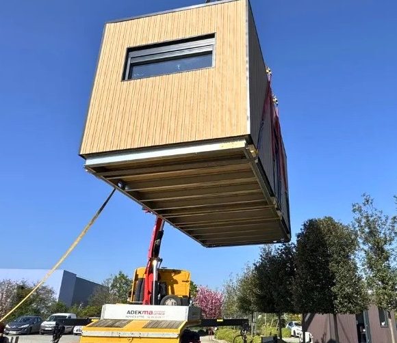 Découvrez nos studios de jardin habitables conçus pour créer un bureau de jardin, une chambre de jardin, un logement indépendant, un studio de jardin de 20 m², une extension en bois ou un chalet de jardin habitable. Des constructions bois modernes, confortables, isolées et conçues pour durer. Studio de jardin studio de jardin habitable constructeur de studio de jardin constructeur de studios de jardin studio de jardin en bois studio de jardin clé en main bureau de jardin bureau de jardin habitable chalet de jardin habitable extension de jardin extension en bois logement indépendant chambre de jardin construction bois studio de jardin 20 m² studio de jardin 30 m² studio de jardin préfabriqué studio de jardin isolé studio de jardin moderne investissement locatif location Airbnb espace de vie indépendant studio de jardin sur mesure